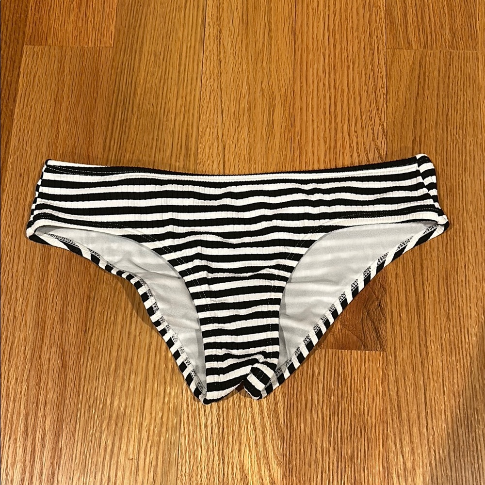 Xhilaration Black & White Striped Bikini Bottom w/Ruched Butt Detail - Small